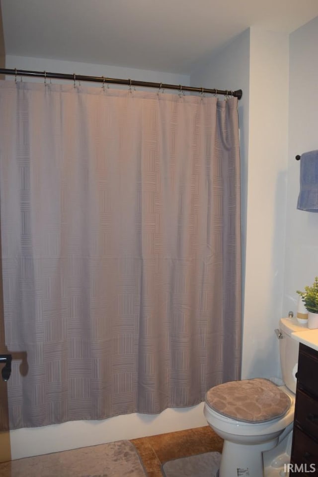 3201 Helmsford Ct, Evansville, IN 47715 - full bathroom with curtained shower, toilet, and vanity