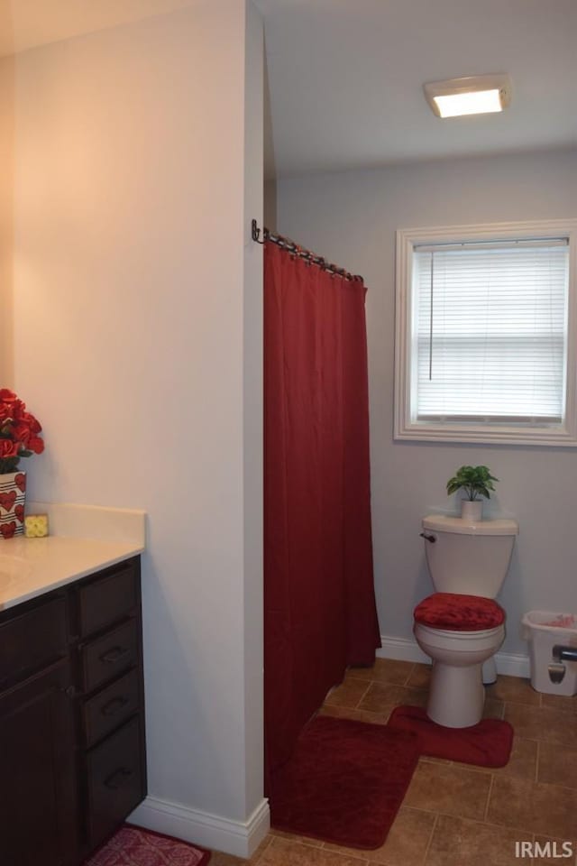 3201 Helmsford Ct, Evansville, IN 47715 - bathroom featuring baseboards, toilet, vanity, and a shower with curtain