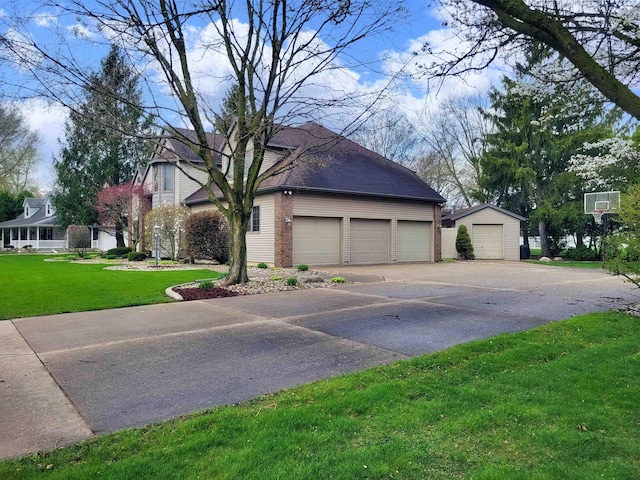 view of front of house with a front lawn