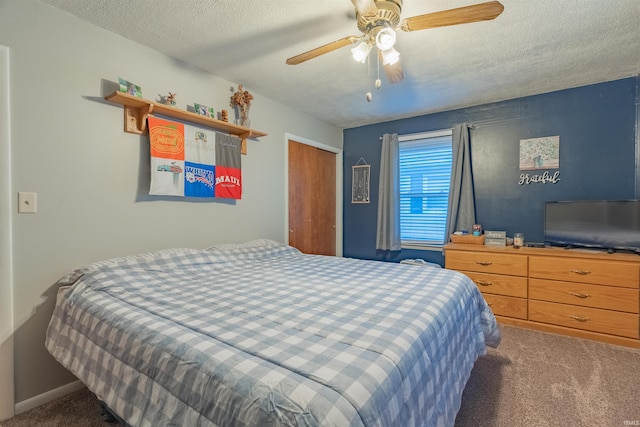 bedroom with ceiling fan, carpet flooring, a textured ceiling, and a closet