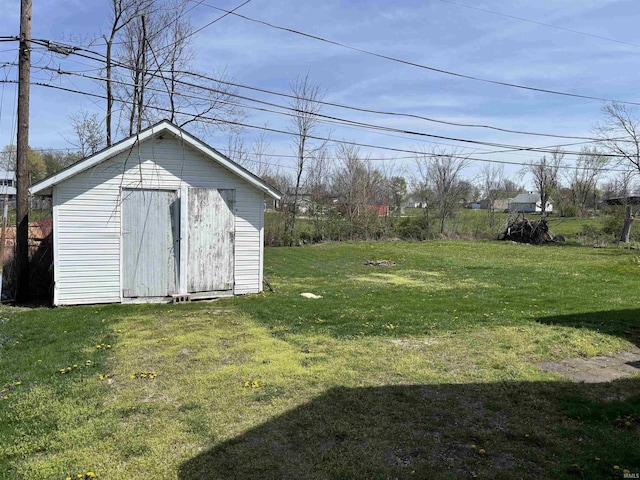 view of yard featuring an outdoor structure and a shed