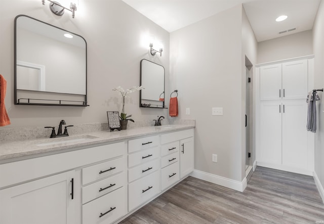 1033 Triple Crown Dr, Evansville, IN 47725 - full bath featuring a sink, baseboards, wood finished floors, and visible vents