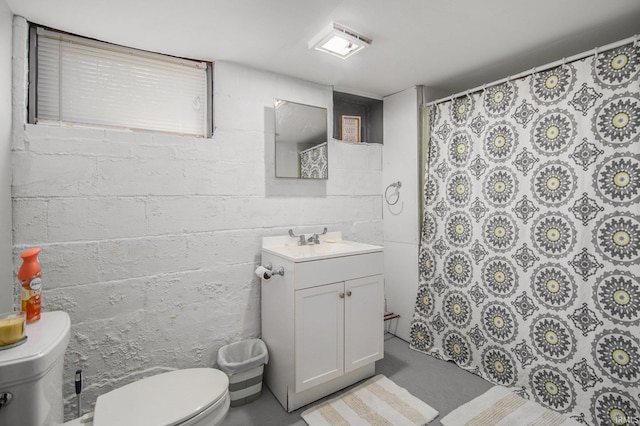 bathroom featuring a shower with shower curtain, toilet, and vanity