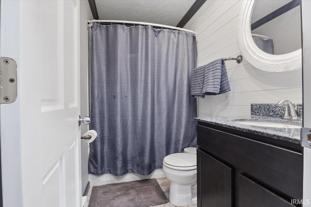 1689 E 550 Rd S, Peru, IN 46970 - bathroom with a shower with curtain, a textured ceiling, vanity, and toilet