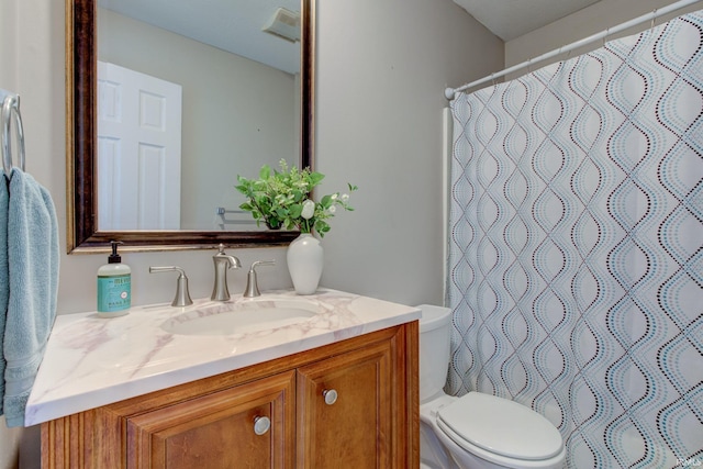 full bathroom featuring curtained shower, toilet, and vanity