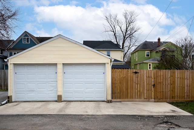 819 Columbia Ave, Fort Wayne, IN 46805 - detached garage with fence