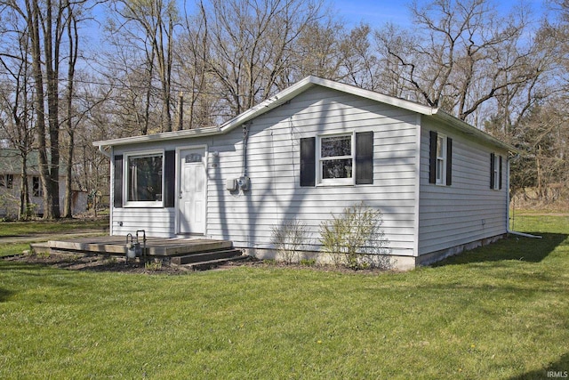 view of front facade with a front lawn