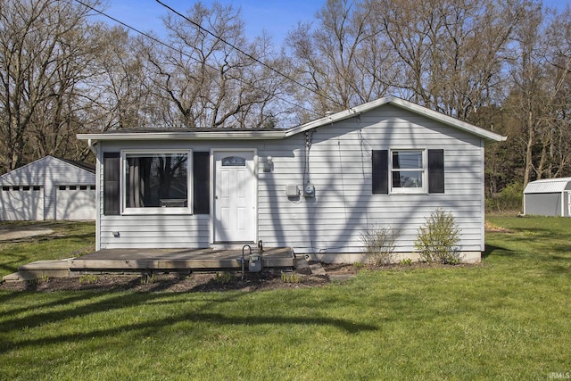 view of front of property featuring an outdoor structure, a front lawn, and a garage