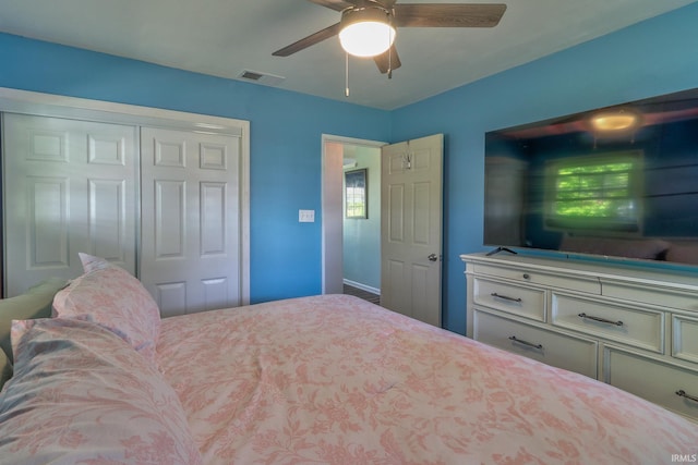 bedroom featuring ceiling fan, visible vents, and a closet