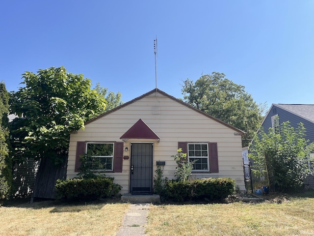 4323 Spatz Ave, Fort Wayne, IN 46806 - bungalow featuring a front lawn