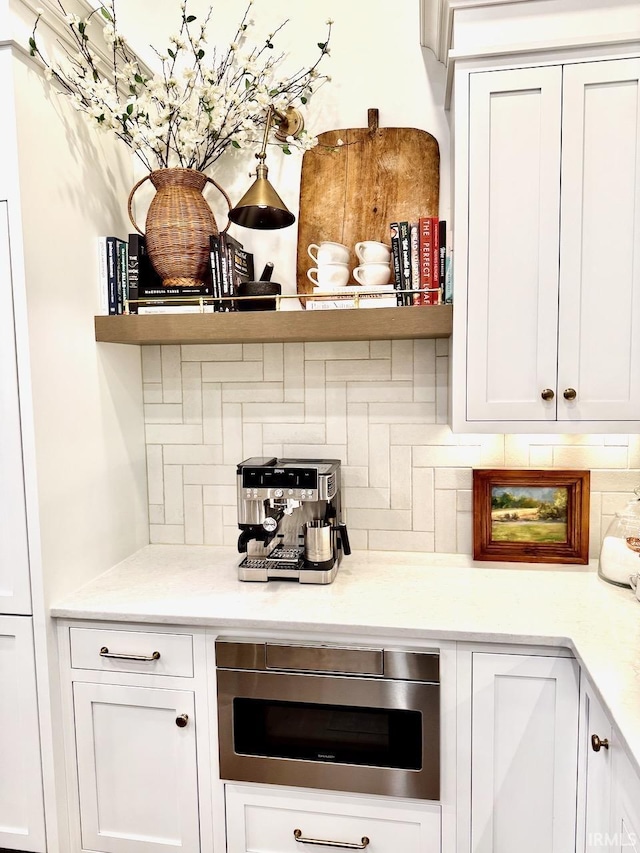 bar featuring tasteful backsplash