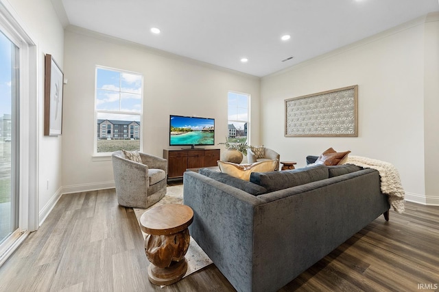 138 Parkerwood Ln, West Lafayette, IN 47906 - living area featuring visible vents, baseboards, recessed lighting, ornamental molding, and wood finished floors