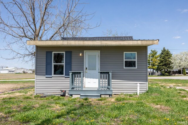 601 W Sherman St, Windfall, IN 46076 - view of front facade featuring a front lawn and metal roof