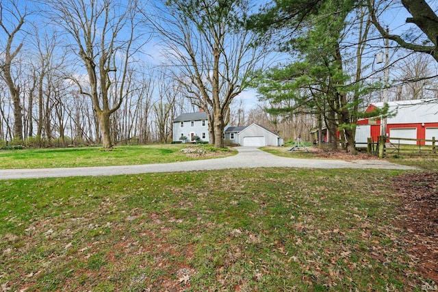 view of yard featuring an outdoor structure and a detached garage