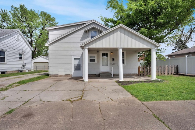 314 S Welworth Ave, Evansville, IN 47714 - bungalow-style house with a front lawn, driveway, and fence