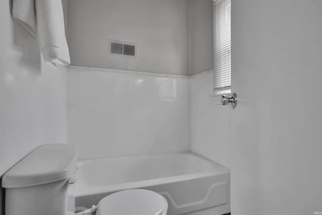 314 S Welworth Ave, Evansville, IN 47714 - bathroom with visible vents, toilet, and a bathtub
