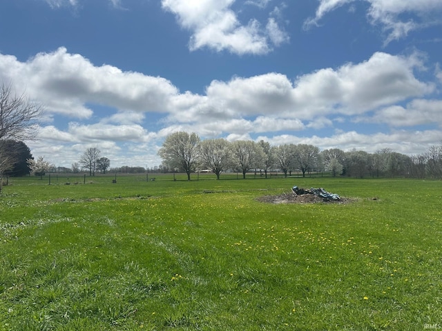 view of yard featuring a rural view