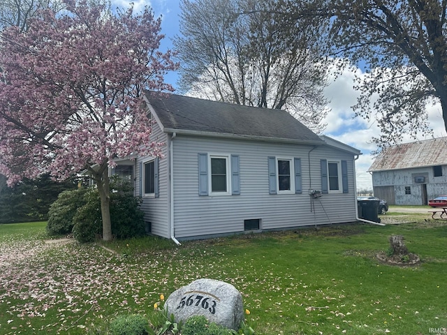 view of front of property with a front lawn and a shingled roof