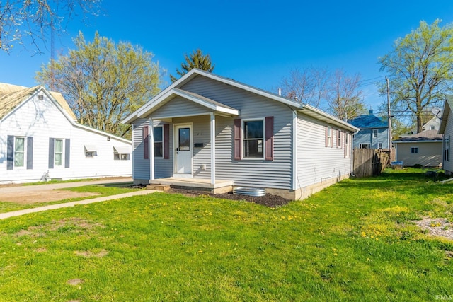 view of front of home with fence and a front lawn