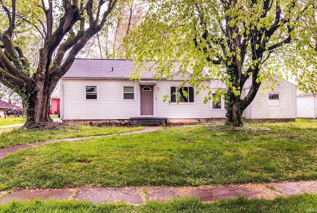 single story home with a front yard