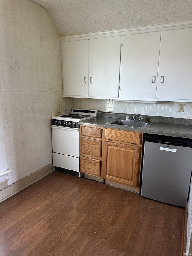 kitchen featuring a sink, dark countertops, white electric range, dark wood-style flooring, and dishwasher