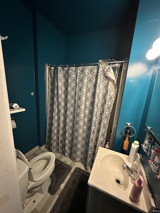 bathroom with curtained shower, toilet, and vanity