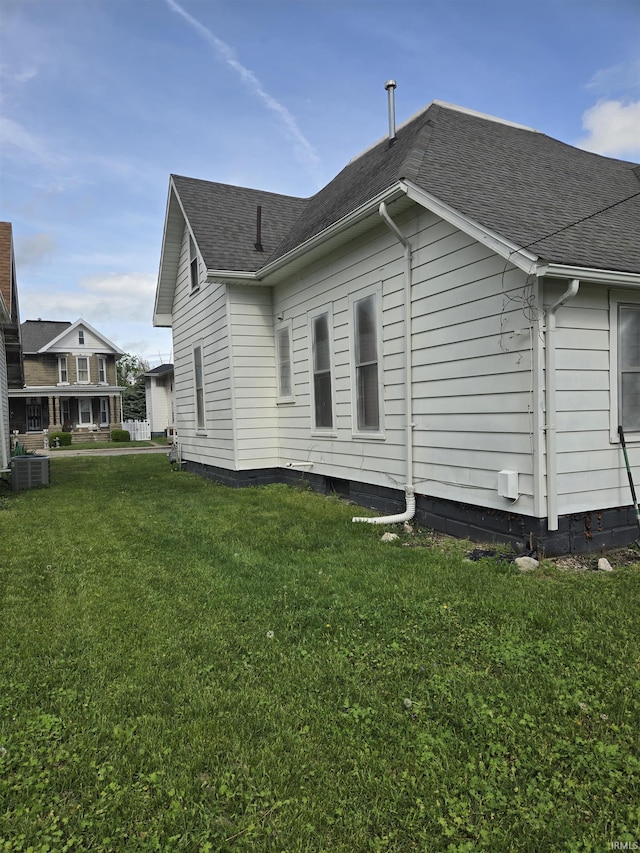 1225 Main St, Vincennes, IN 47591 - view of side of property featuring roof with shingles and a lawn
