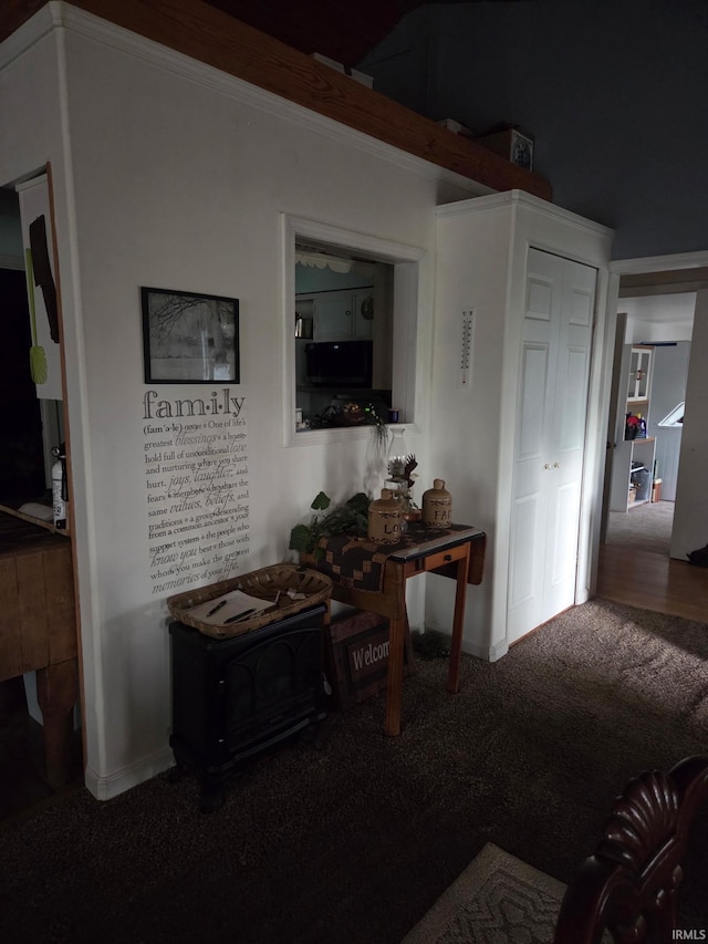 living room featuring carpet flooring and baseboards