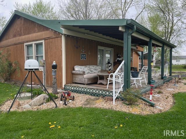 exterior space featuring a front yard