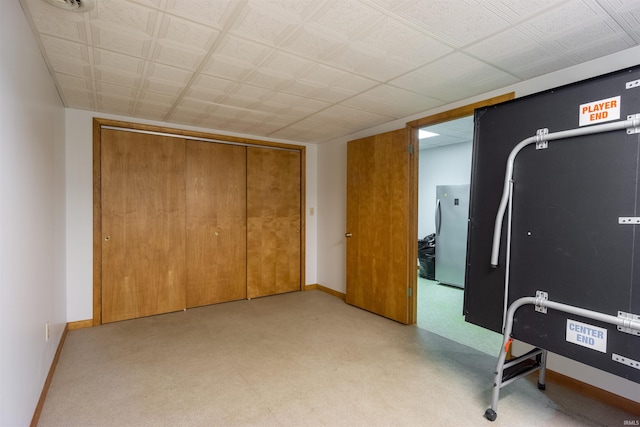 workout room with baseboards