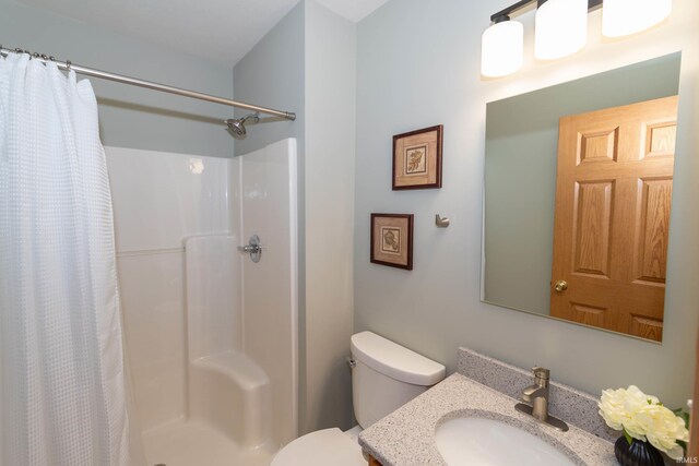 full bath featuring vanity, toilet, and a shower with curtain