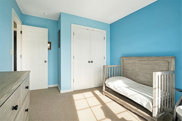bedroom with a closet, baseboards, and carpet flooring