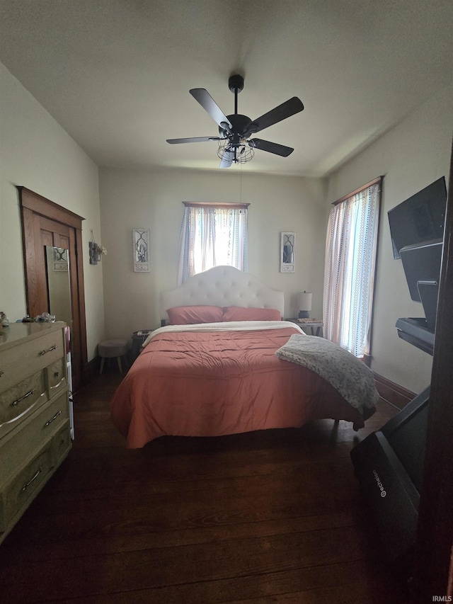 bedroom with a ceiling fan and baseboards