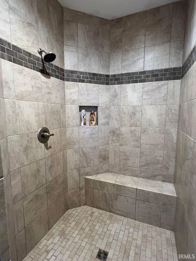 bathroom featuring tiled shower