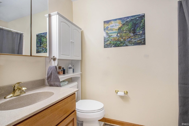 full bathroom featuring vanity, a heating unit, baseboards, and toilet