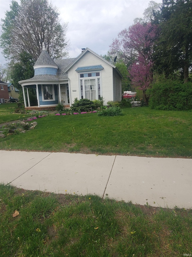 view of front of house featuring a front lawn