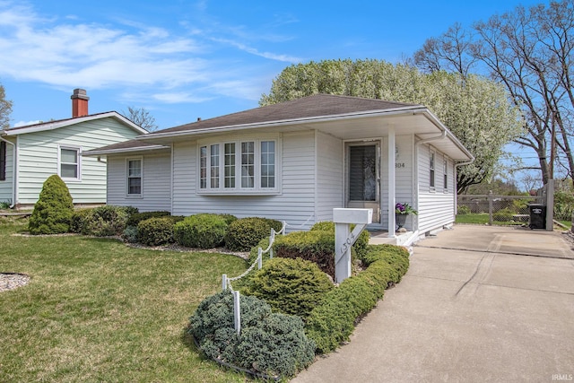 view of front facade featuring a front lawn and fence