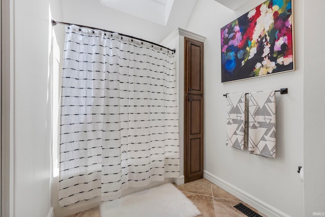 full bath featuring baseboards, a shower with curtain, visible vents, and tile patterned floors