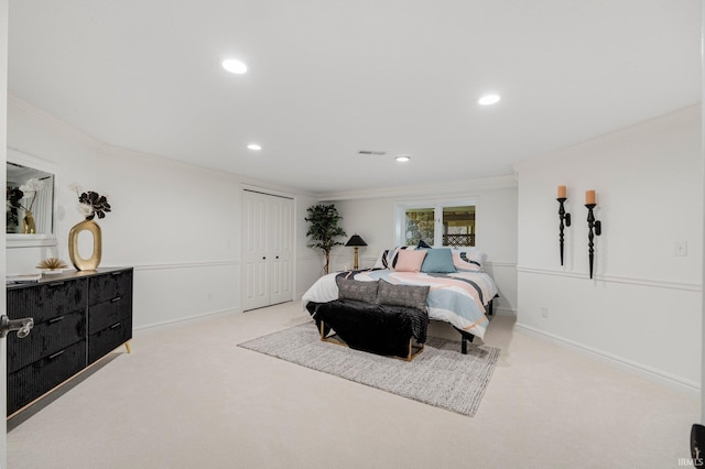 bedroom with carpet floors, recessed lighting, baseboards, and ornamental molding