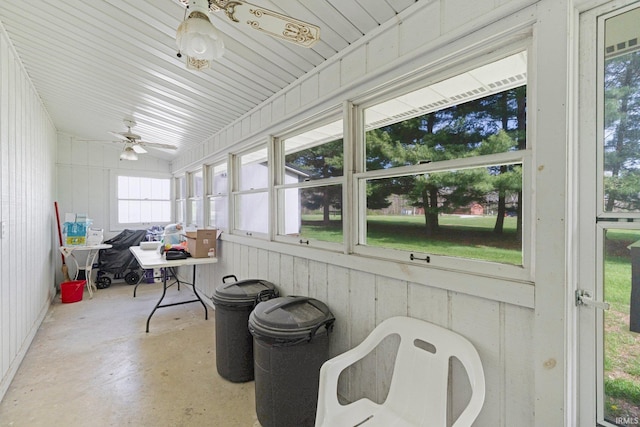 sunroom / solarium featuring a ceiling fan