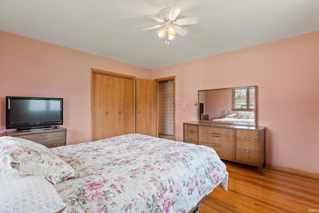 bedroom featuring light wood-style floors, a ceiling fan, and a closet