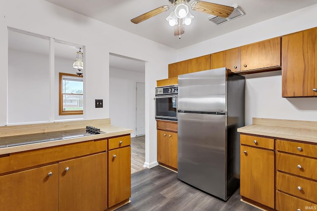 kitchen with ceiling fan, visible vents, light countertops, freestanding refrigerator, and oven