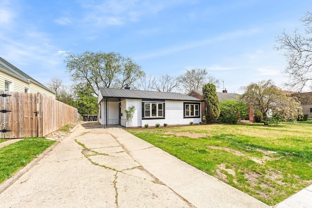 view of front of property featuring a gate, a front lawn, fence, and driveway