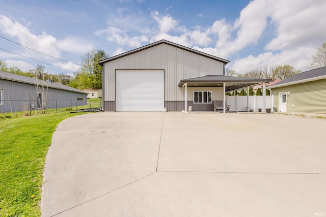view of front facade featuring fence, driveway, a front yard, and a garage