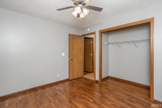 unfurnished bedroom featuring a ceiling fan, a textured ceiling, wood finished floors, baseboards, and a closet
