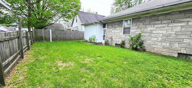 view of yard featuring a fenced backyard