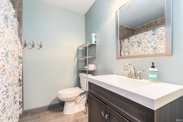 full bathroom featuring a shower with curtain, wood finish floors, vanity, baseboards, and toilet