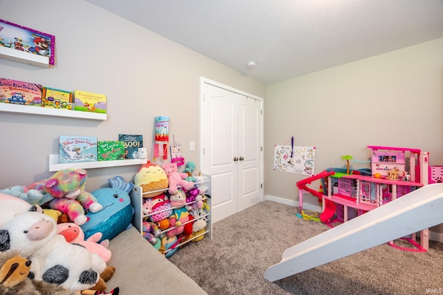 playroom with carpet floors and baseboards