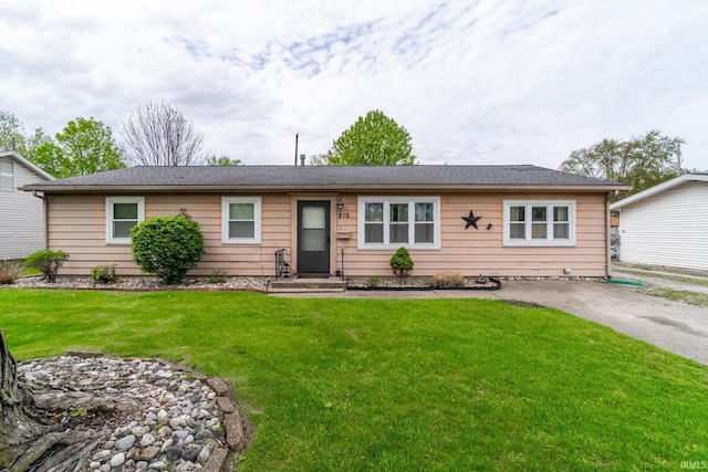ranch-style home featuring a front lawn