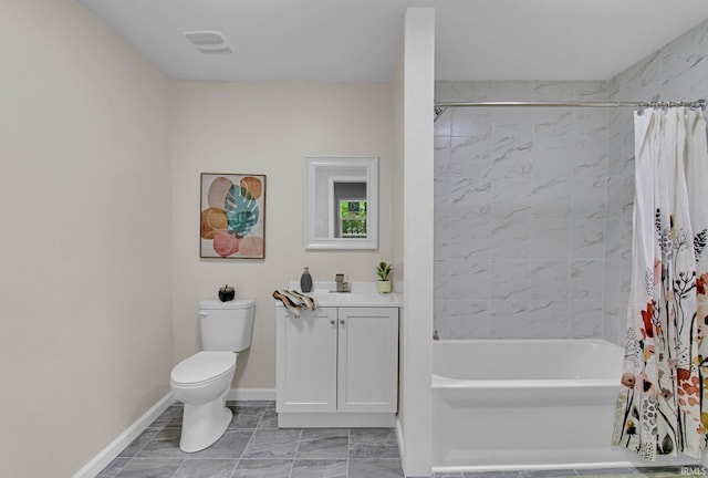 bathroom featuring shower / bath combo with shower curtain, visible vents, vanity, toilet, and baseboards